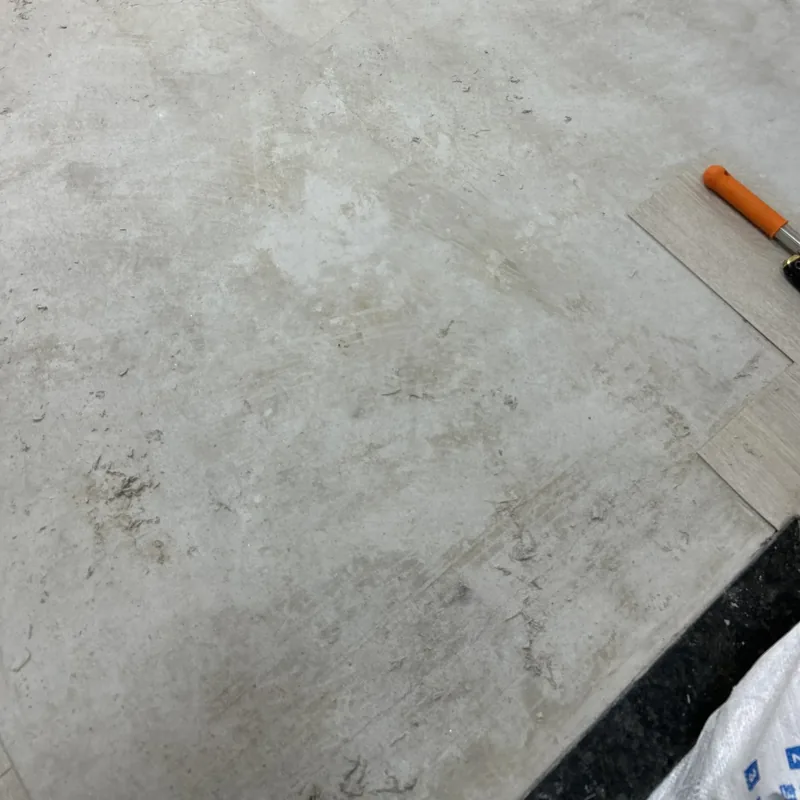 데코타일 작업 전, 기존 바닥재를 걷어내고 시공을 시작한 바닥