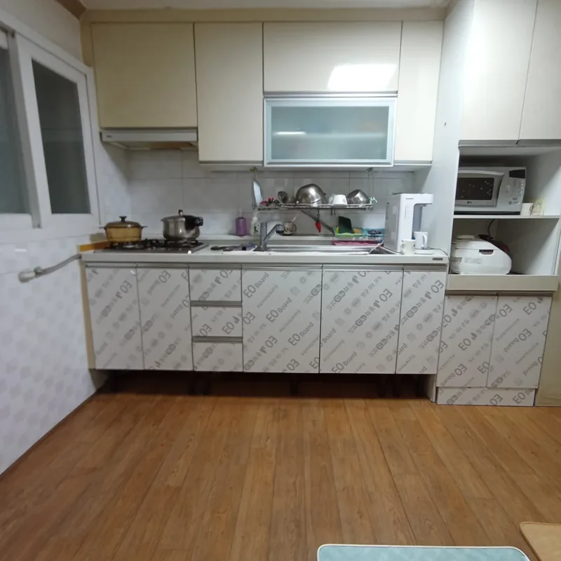 문짝교체 작업 후, 흰색 무늬 문짝으로 바뀐 같은 싱크대 하부장
