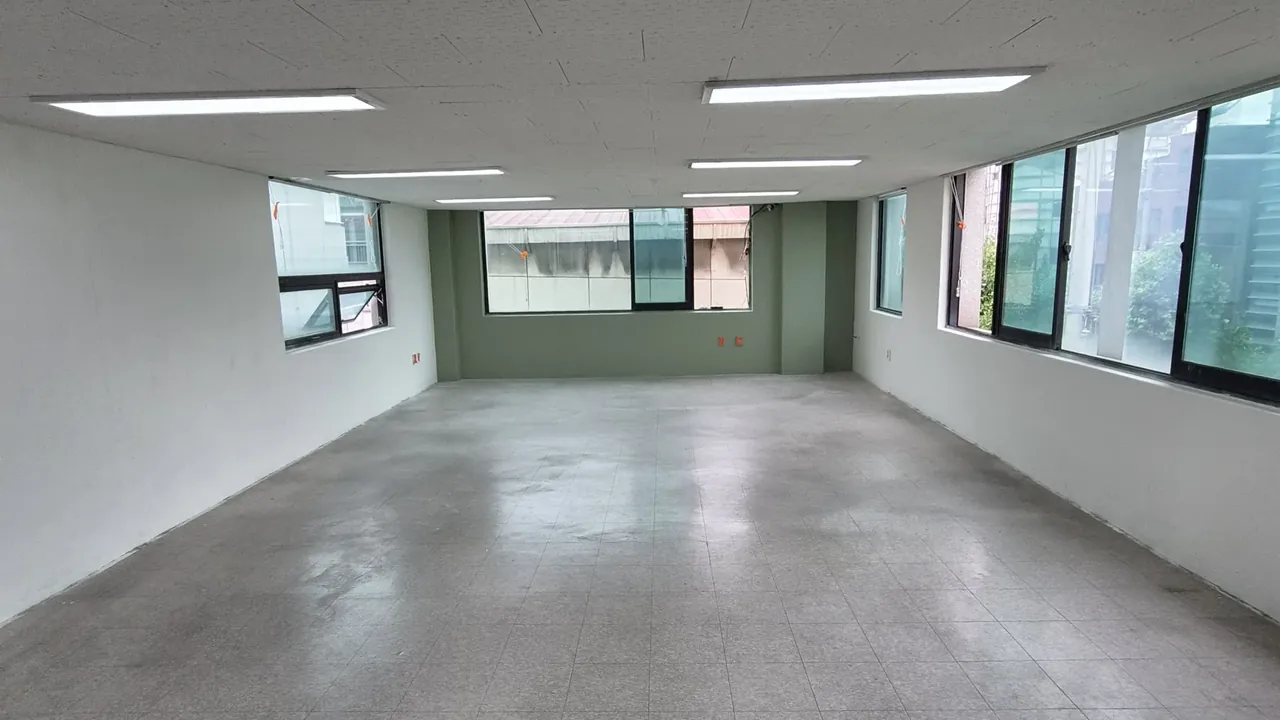 데코타일 작업 현장, 넓은 사무 공간의 바닥